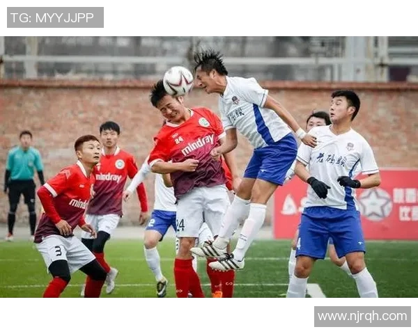 足球明星同框瞬间回顾展现绿茵场的荣耀与友谊的珍贵时刻